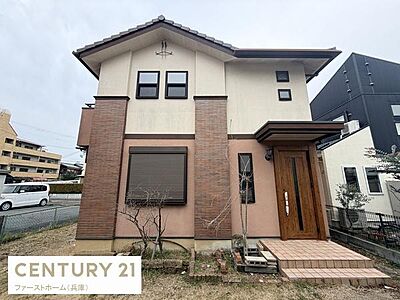 外観:シンプルで落ち着いた印象の外観です。ツートーンの壁がメリハリを感じさせます。前面に広がるスペースもありすっきりとした印象です。大きな窓が特徴的で外観のアクセントになっています。 外観:シンプルで落ち着いた印象の外観です。ツートーンの壁がメリハリを感じさせます。前面に広がるスペースもありすっきりとした印象です。大きな窓が特徴的で外観のアクセントになっています。