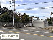 角地に位置し外観のコンクリート造が印象的な建物です。広々としたガレージが併設されています。道路からのアクセスもしやすい立地となっています。周囲は木々に囲まれておりプライバシーにも配慮された住環境です。
