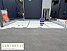 駐車場：広々とした駐車スペースが確保されています。停めやすい配置で車の出し入れが便利です。コンクリート舗装で清潔感もあり雨の日でも足元が安心です。駐車場横には歩行スペースも設けられています。