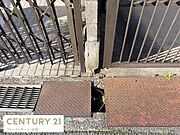 敷地入口にはしっかりとした門扉が設置されています。排水溝や蓋が整備されており歩行時の安心感があります。隙間が少なく管理が行き届いた印象です。駐車スペースへのアクセスもスムーズです。