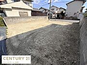 周辺は落ち着いた住宅街となっております。前面道路も広く車の出入りもスムーズに行えます。