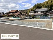 周囲には落ち着いた住宅が並び便利な生活環境が整っています。道路との高低差が少なく出入りもしやすい印象です。