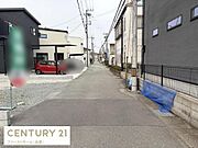 落ち着いた街並みの中に位置する物件です。周辺は閑静で生活に適した立地となっています。