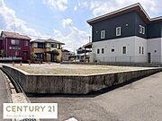 角地に位置した現地土地写真です。道路との高低差があり開放感のある立地です。周辺には住宅が立ち並んでおり環境も整っています。敷地の形状も扱いやすく建築プランも立てやすそうです。