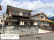落ち着いた色合いの外観が特徴的です。バルコニーが2階部分に広がっており重厚感のある佇まいとなっています。前面道路からのアクセスもしやすく周囲は閑静な雰囲気です。外壁や屋根も丁寧に管理されています。