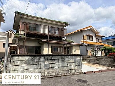 外観:落ち着いた色合いの外観が特徴的です。バルコニーが2階部分に広がっており重厚感のある佇まいとなっています。前面道路からのアクセスもしやすく周囲は閑静な雰囲気です。外壁や屋根も丁寧に管理されています。 外観:落ち着いた色合いの外観が特徴的です。バルコニーが2階部分に広がっており重厚感のある佇まいとなっています。前面道路からのアクセスもしやすく周囲は閑静な雰囲気です。外壁や屋根も丁寧に管理されています。