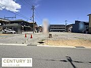 現地土地写真では広々とした平坦な敷地が確認できます。周辺には道路が整備されており建築計画も立てやすい印象です。インフラの整備状況も写真から読み取れます。周囲に住宅が立ち並び安心感も特徴です。