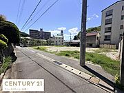 開放感のある現地からの眺望が魅力です。前面道路も広く空が広がっています。周囲には高さのある建物が少なく見晴らしを感じられます。落ち着いた住環境をご検討の方におすすめです。