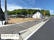 角地に位置する開放感のある土地です。周辺には自然が広がり落ち着いた住環境が特徴です。道路が広く車の出入りも便利です。近隣には住宅が整然と並び整った街並みが感じられます。