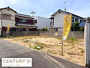落ち着いた住宅街の一角に位置する外観です。道路に面した角地のため出入りがしやすい区画となっています。周囲には建物があり安心感のある雰囲気が印象的です。現況は更地となっており用途に応じて検討が可能です。