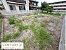 外観：現地土地写真では整地されており周囲はフェンスで囲まれています。隣接する住宅やマンションも確認でき落ち着いた環境です。道路からのアクセスも便利な印象を受けます。