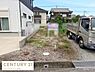 外観：前面道路との高低差がほとんどなく車の出し入れがしやすい土地です。周囲は住宅と接しており落ち着いた環境が感じられます。道路からのアクセスも良好で建築プランも自由に検討しやすい現地土地写真です。