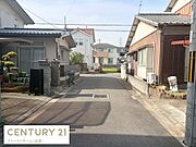 現地写真から分かる通り前面道路は広く見通しが良い環境です。周囲には住宅が並び落ち着いた雰囲気が感じられます。道路沿いの住宅は手入れが行き届いており暮らしやすさも伝わります。