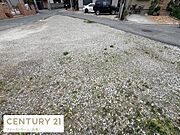 整った形状の現地土地写真です。道路に面しており車両の出入りがしやすい環境となっています。周囲には住宅が立ち並び落ち着いた雰囲気が感じられます。現況は更地で整備もされています。