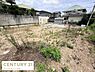 外観：現地土地写真から広々とした敷地の様子が確認できます。周囲は閑静な住宅街で道路へのアクセスもスムーズです。敷地内は整地されておりさまざまなプランに対応可能です。