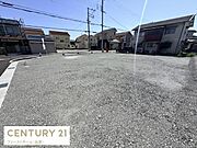 陽当たりの良い現地土地写真です。道路からのアクセスが便利で周囲には住宅が並んでいます。形状も利用しやすい区画となっています。敷地の広さが感じられさまざまな用途に適した土地です。