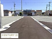 前面道路がしっかりと整備され見通しの良い環境です。ゆとりのある幅員で車の出し入れも安心です。周辺は住宅が建ち並ぶ落ち着いた雰囲気です。歩道や側溝も整えられており利便性を感じられます。