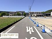 前面道路は広々としており通行しやすい印象です。現地周辺は視界が開けており明るい雰囲気です。道路にはしっかりと区画が整備されています。整然とした街並みが広がります。落ち着いた環境を感じられます。