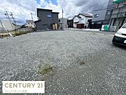 広々とした現地土地写真です。前面道路に面しており交通アクセスに便利な立地です。周囲には住宅が並び安心感のある環境となっています。陽当たりや風通しも良好です。
