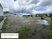 周囲に住宅が立ち並ぶエリアに位置しており落ち着いた印象の現地土地写真です。広々とした敷地で様々な用途にご検討いただけます。道路やインフラも整備されている点がポイントです。