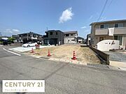 閑静な住宅街に位置しており道路に面した角地の写真です。周辺に新しい住宅が建ち並び開放感があります。道路幅も広く車の出入りもスムーズに行えます。空が広く見えて明るい雰囲気を感じられます。