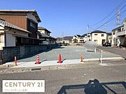 落ち着いた住宅街に位置しており周囲は静かな環境です。道路に面していて車の出入りがしやすい区画です。日当たりも期待できる開放感のある外観です。周辺には整った家並みが広がっています。