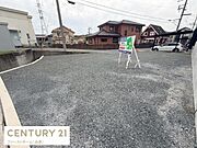 現地土地写真は整った状態で撮影されています。周辺は住宅が建ち並び住環境が感じられます。道路へのアクセスも良好な印象です。区画が明確で駐車も容易に想像できます。土地利用の幅が広がる現地土地写真です。