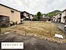 外観：落ち着いた住宅街の一画に位置する現地土地写真です。道路に面しているため車の出入りもスムーズです。周囲には住宅が並び安心感があります。整形地となっており多様な用途が考えやすい区画です。