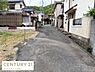 その他：前面道路は舗装されており整った印象を受けます。周辺には住宅が並び落ち着いた街並みです。敷地前も広く車の出入りがしやすい環境です。周囲には緑も感じられ住みやすさが伝わります。