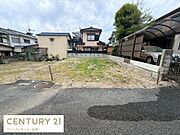 敷地の形が整っており土地の利用がしやすい現地写真です。前面道路がしっかり舗装されているため車の出入りも快適です。周囲には住宅が建ち並び落ち着いた雰囲気が感じられます。