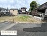 その他：敷地の形が整っており土地の利用がしやすい現地写真です。前面道路がしっかり舗装されているため車の出入りも快適です。周囲には住宅が建ち並び落ち着いた雰囲気が感じられます。