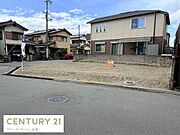 住宅街に位置する現地土地写真です。前面道路に面しており車両の出入りもスムーズです。周囲には戸建てが建ち並び落ち着いた雰囲気が感じられます。角地のため開放感もございます。生活利便性を備えた立地です。