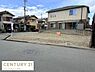 外観：住宅街に位置する現地土地写真です。前面道路に面しており車両の出入りもスムーズです。周囲には戸建てが建ち並び落ち着いた雰囲気が感じられます。角地のため開放感もございます。生活利便性を備えた立地です。