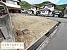 外観：閑静な住宅街に位置する現地土地写真です。前面道路と接しており車の出し入れもしやすいお土地です。周囲には住宅が立ち並び落ち着いた雰囲気が感じられます。