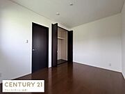 シンプルで落ち着いた色合いの内装が特徴の子供部屋です。クローゼットが備わっており収納スペースも確保されています。自然光が入る窓で明るい雰囲気に仕上がっています。室内はフラットな床で使い勝手も便利です。