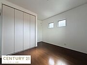 洋室は明るい色合いの壁と天井で落ち着いた雰囲気が広がっています。フローリングの床が清潔感を演出し小窓からやわらかな光が差し込みます。収納スペースも確保されていて使い勝手の良さが感じられます。
