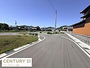 陽当たりの良い現地土地写真です。前面道路が広く車の出入りもスムーズに行えます。周辺は落ち着いた住環境でゆとりを感じられます。開放感ある景色が魅力の一枚です。