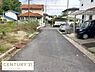 その他：前面道路は舗装されており車の進入もスムーズです。周囲には住宅が立ち並び落ち着いた地域に位置しています。敷地もゆったりとしており幅広い使い方が可能です。駐車スペースも確保されています。