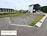 外観：現地土地写真の通り整った区画で計画の立てやすい土地です。周辺は住宅が建ち並び落ち着いた雰囲気が感じられます。前面道路も幅があり車両の出入りがしやすい形状です。周囲の緑も自然を感じさせます。