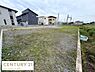 外観：現地土地写真から整った形状の敷地が確認できます。周辺には住宅が立ち並び道路へのアクセスも便利です。建築プランの検討がしやすそうな印象です。現地の様子がしっかりと伝わる一枚です。