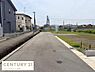 その他：周辺は整った住宅地となっており前面道路も広々としています。道路はフラットで歩きやすく車の通行にも便利です。閑静な街並みが広がるエリアとなっています。前面道路は視界が開けており開放感があります。