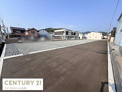 外観:陽当たりの良い立地が特徴的な外観です。周辺は整備された道路が広がり車の出し入れもスムーズに行えます。建築プランもご検討しやすい広々とした敷地です。周辺の住宅とも調和が取れています。 外観:陽当たりの良い立地が特徴的な外観です。周辺は整備された道路が広がり車の出し入れもスムーズに行えます。建築プランもご検討しやすい広々とした敷地です。周辺の住宅とも調和が取れています。