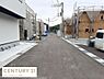 その他：新しい建物が立ち並ぶ前面道路の様子が確認できます。道路幅も十分に確保されており車の出入りもしやすい環境です。整然とした街並みが印象的で建設中の住宅が多く今後の発展が期待できそうです。