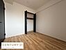 室内：ナチュラルな木目調のフローリングが魅力の洋室です。アクセントとなるブラックの建具が空間を引き締めます。収納スペースとして使えるクローゼット付きでお部屋をすっきりと保てます。