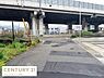 その他：前面道路は舗装がしっかりされており車両の通行がしやすい環境です。歩道部分も広めに確保されているため安心してご利用いただけます。現地は道路幅もゆとりがあり敷地へのアクセスもスムーズです。