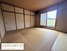 子供部屋：和室仕様の子供部屋は落ち着きのある雰囲気が特徴です。大きな窓から光が差し込み明るい空間となっています。押入れ収納もたっぷりあり整理整頓に役立ちます。畳の心地よさが感じられる一室です。