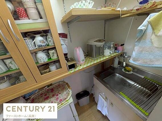 木製の食器棚が...