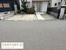 駐車場：駐車場スペースがしっかり確保されています。お車の出し入れもスムーズに行えます。前面道路も広く駐車がしやすい仕様です。玄関までの動線もスムーズに設計されています。周囲がすっきりとした印象です。