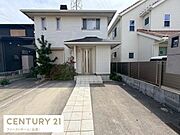 広々とした庭があり住まいの外観が明るく見えます。玄関までのアプローチもゆとりがあります。隣接する住宅との仕切りがしっかりしており開放感が感じられます。舗装されたスペースもあり管理しやすい庭です。