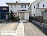 その他：広々とした庭があり住まいの外観が明るく見えます。玄関までのアプローチもゆとりがあります。隣接する住宅との仕切りがしっかりしており開放感が感じられます。舗装されたスペースもあり管理しやすい庭です。